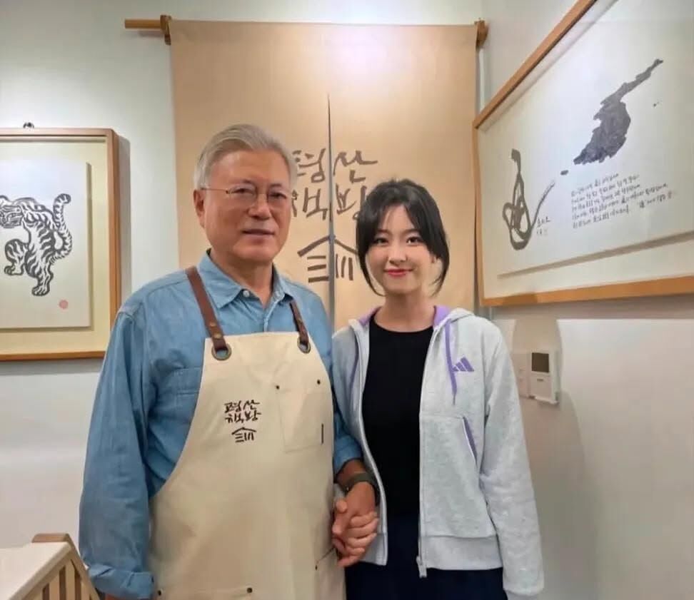 ▲▼中國籍25歲女留學生就讀大邱天主教大學研究所，曾拜訪平山書院與南韓前總統文在寅合照。（圖／翻攝自臉書）