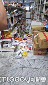 綠島震度4級！大量落石散滿馬蹄橋　店家貨架商品摔一地