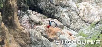 慕谷慕魚撿石頭遇溪水暴漲！男女躲岩洞待援　水湍急先投物資