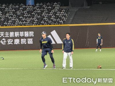 平野惠一賽前為黃韋盛特訓守備基本功　笑虧：高中就該練好了