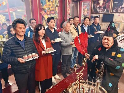 川湖起家厝曝光！　「小學沒畢業」成首富