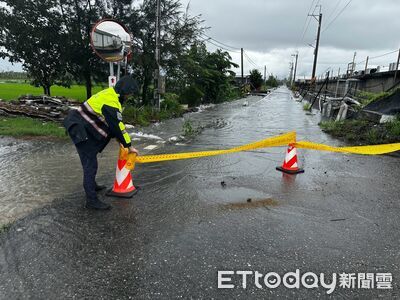 豪雨積水影響道路通行　台東警冒雨設警戒、提醒用路人改道