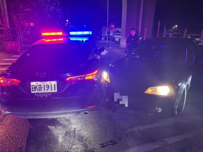 不打方向燈被盯上！攔腰撞警車還驗出毒品　無照男這下慘了