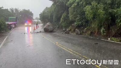 台東台11線巨石崩落 警即時設置警戒、協助排除道路障礙