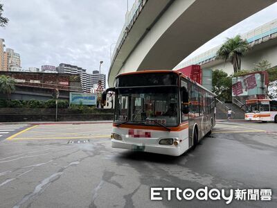 快訊／台北客運「公車左轉撞行人」！　釀2傷送醫急救中