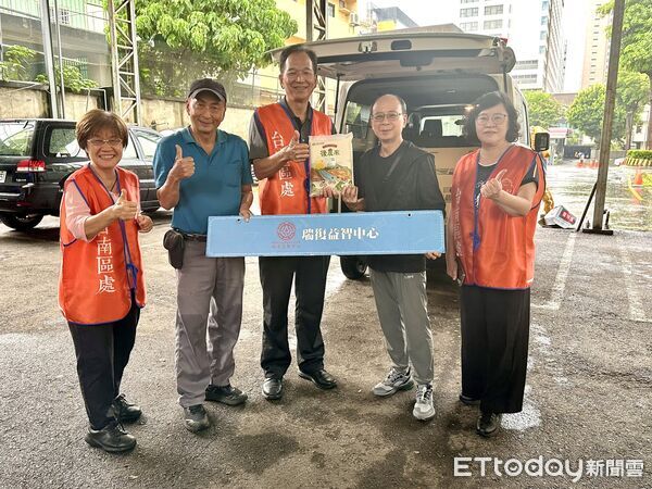 ▲台電台南區處25日下午舉行中元普渡祭祀，由處長廖學智率領同仁誠心祭拜。（記者林東良翻攝，下同）