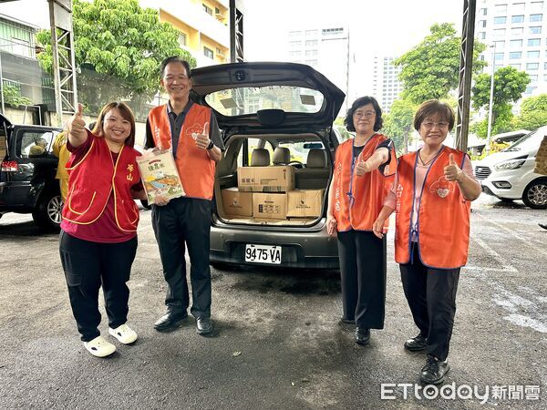 ▲台電台南區處25日下午舉行中元普渡祭祀，由處長廖學智率領同仁誠心祭拜。（記者林東良翻攝，下同）