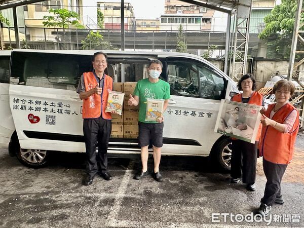 ▲台電台南區處25日下午舉行中元普渡祭祀，由處長廖學智率領同仁誠心祭拜。（記者林東良翻攝，下同）