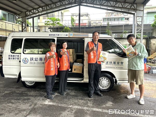 ▲台電台南區處25日下午舉行中元普渡祭祀，由處長廖學智率領同仁誠心祭拜。（記者林東良翻攝，下同）