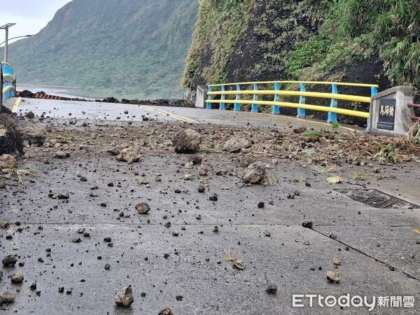▲▼ 綠島震後!馬蹄橋、大白沙大量落石阻路 商店貨品散滿地 。(圖/記者楊晨東翻攝)