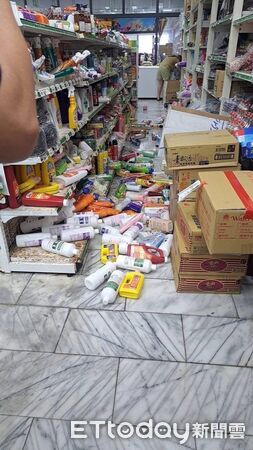 ▲▼ 綠島震後!馬蹄橋、大白沙大量落石阻路 商店貨品散滿地 。(圖/記者楊晨東翻攝)