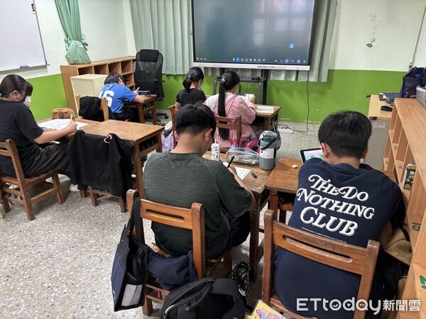 ▲台南市教育局25日舉辦學習扶助績優表揚，肯定績優行政團隊、學扶教師及進步學生。（記者林東良翻攝，下同）