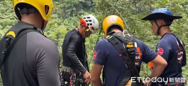 ▲▼一對男女因溪水暴漲，受困在河岸6米高岩洞等待救援。（圖／民眾提供，下同）