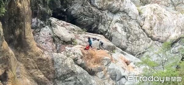 ▲▼一對男女因溪水暴漲，受困在河岸6米高岩洞等待救援。（圖／民眾提供，下同）