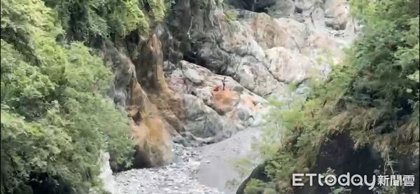 ▲▼一對男女因溪水暴漲，受困在河岸6米高岩洞等待救援。（圖／民眾提供，下同）