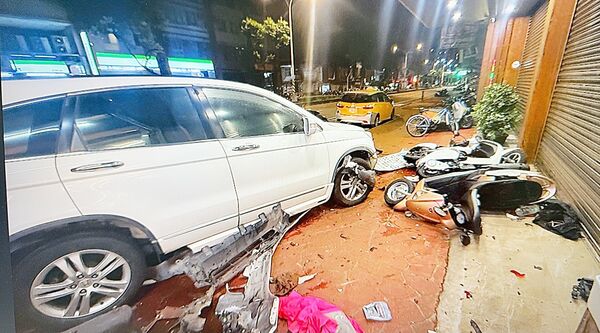 ▲桃園市王姓男子今天凌晨駕駛自小客車行經蘆竹區南山路一段，突然失控偏移撞擊路旁停放10輛機車毀損。（圖／蘆竹警分局提供）