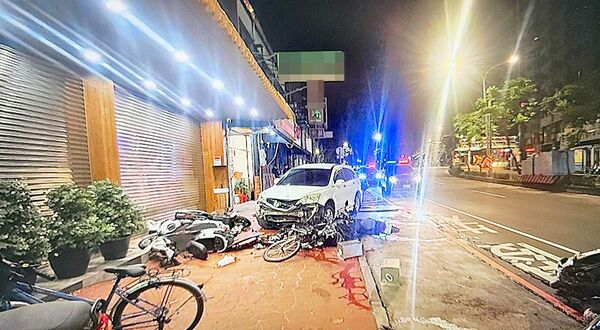 ▲桃園市王姓男子今天凌晨駕駛自小客車失控撞擊路旁停放機車，員警到場處理。（圖／蘆竹警分局提供）