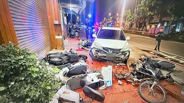 ▲桃園市王姓男子今天凌晨駕駛自小客車失控撞擊路旁停放機車，現場一片狼藉。（圖／蘆竹警分局提供）