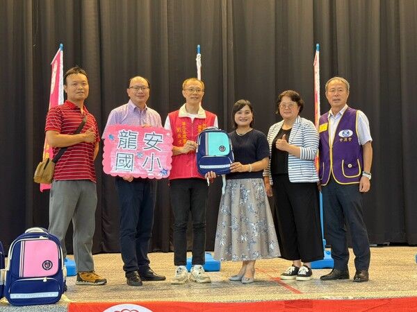 圓夢愛心關懷協會送暖 450個新書包陪桃園弱勢學童迎開學