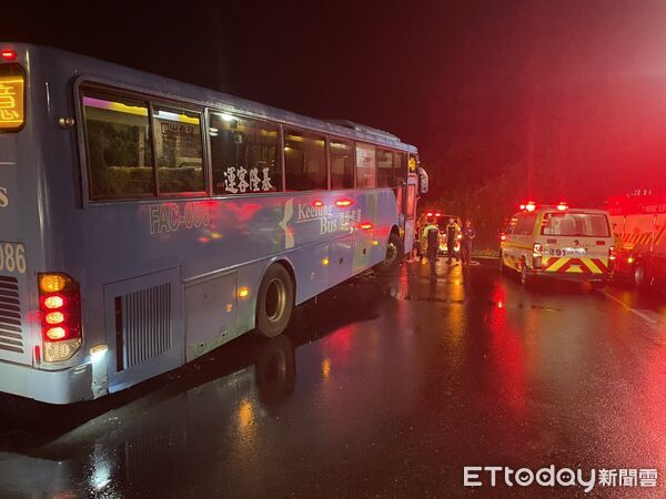 基隆客運撞安全島！ 暖暖火車站前「10人送醫」