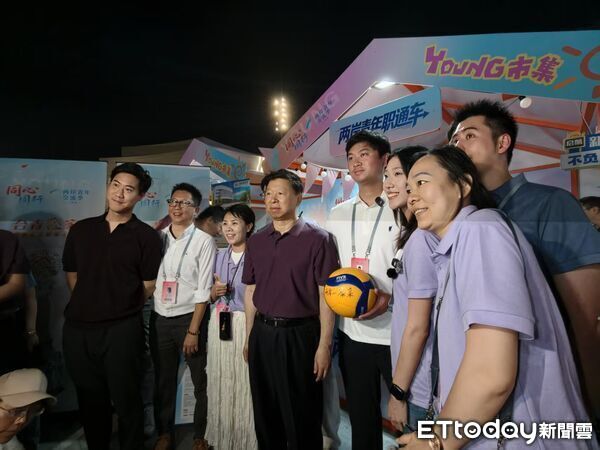 國台辦主任宋濤化身「鄰家阿北」逛市集 探班明道直播、台青話家常
