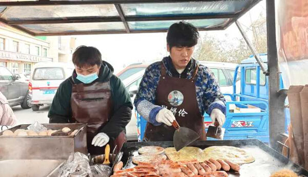 本名白獻英的大陸網紅「粥餅倫」過去因長相神似周杰倫爆紅。（圖／翻攝自微博）