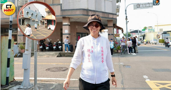 雲林縣議員陳芳盈2024年經歷嚴重車禍，如今外出跑行程都得配戴單邊墨鏡，但她依舊精力十足，持續為民服務。（圖／黃耀徵攝）
