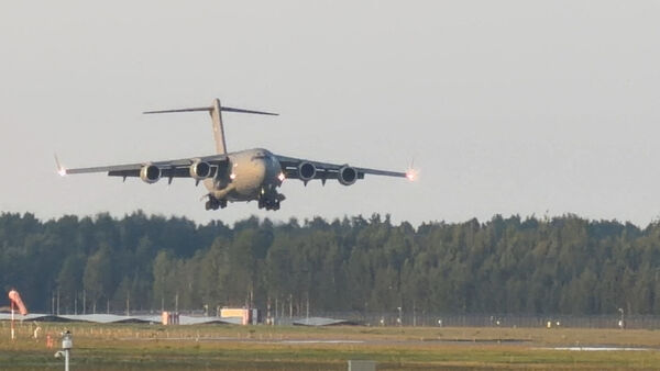 美軍C-17運輸機「突降莫斯科」影片曝！ 竟是CIA局長密訪
