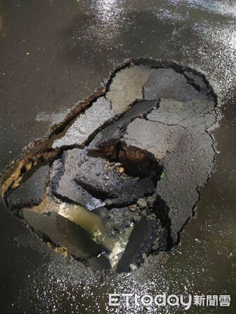 ▲▼高雄總圖旁出現天坑，公車路過栽進去。（圖／翻攝高雄市議員許采蓁Threads）