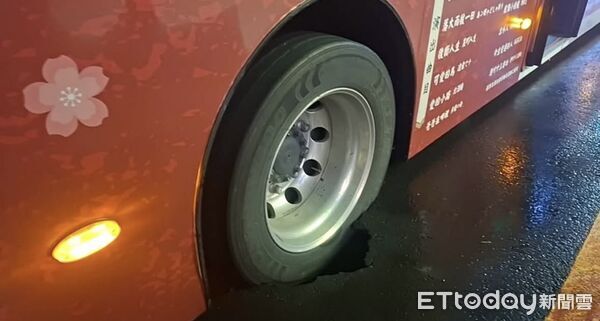 ▲▼高雄總圖旁出現天坑，公車路過栽進去。（圖／翻攝高雄市議員許采蓁Threads）
