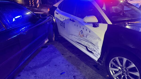 ▲苗栗黃姓男子無照駕車遇警車盤查逃逸，撞上警車才就逮，還驗出安非他命陽性反應。（圖／記者楊永盛翻攝）