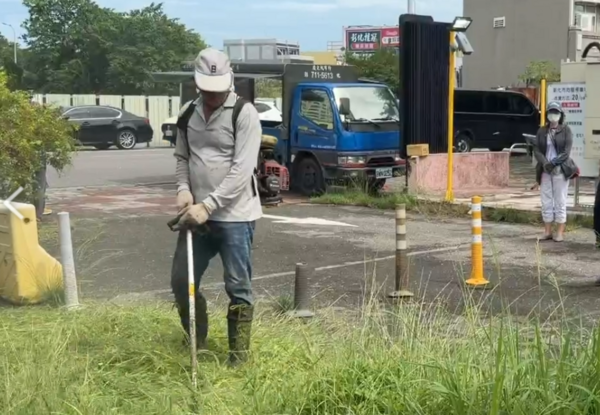 ▲彰化市長林世賢帶隊前往向陽公園除草破除迷信。（圖／記者唐詠絮翻攝）
