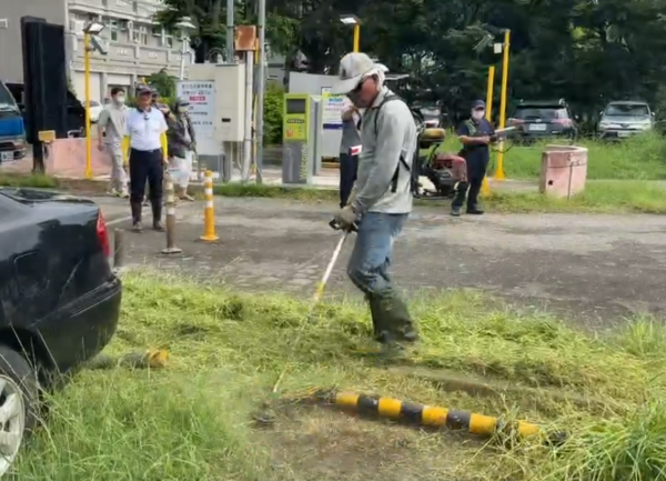 ▲彰化市長林世賢帶隊前往向陽公園除草破除迷信。（圖／記者唐詠絮翻攝）