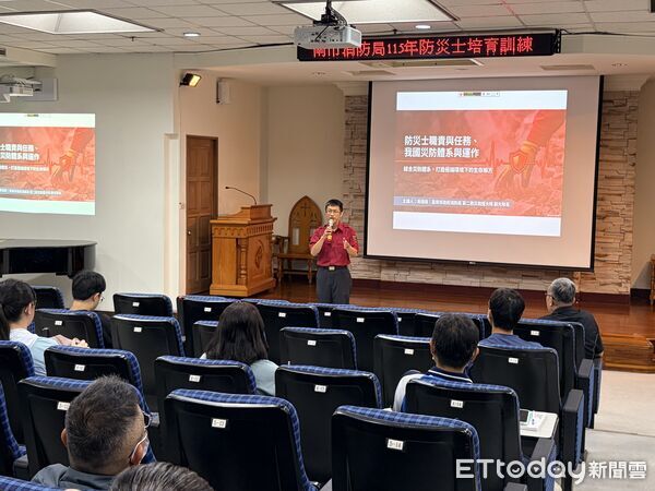 ▲台南市消防局第二救災救護大隊攜手消防之友會第二辦事處辦理防災士訓練,培養社區防災種子。(記者林東良翻攝,下同)