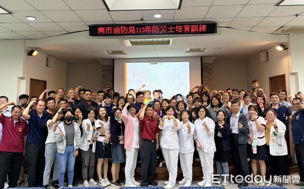 ▲台南市消防局第二救災救護大隊攜手消防之友會第二辦事處辦理防災士訓練,培養社區防災種子。(記者林東良翻攝,下同)