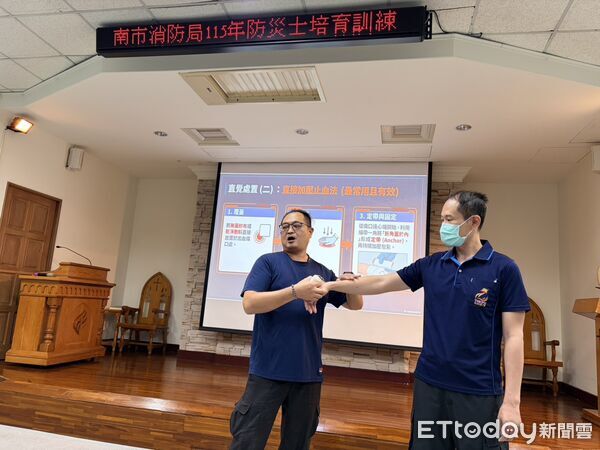 ▲台南市消防局第二救災救護大隊攜手消防之友會第二辦事處辦理防災士訓練,培養社區防災種子。(記者林東良翻攝,下同)