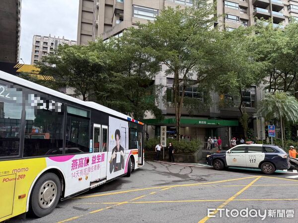 ▲新店捷運總站公車站發生公車撞行人事件，釀2人受傷。（圖／記者陸運陞翻攝，下同）