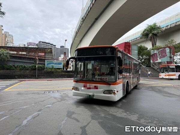 ▲新店捷運總站公車站發生公車撞行人事件，釀2人受傷。（圖／記者陸運陞翻攝，下同）