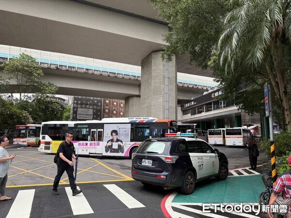 ▲新店捷運總站公車站發生公車撞行人事件，釀2人受傷。（圖／記者陸運陞翻攝，下同）