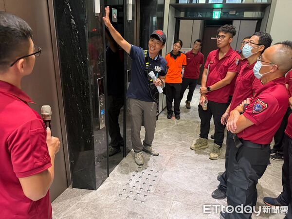 ▲南消第四大隊善化分隊會同大隊各級幹部及戰術教官團，前往協奏曲大樓實施高樓層建築物踏勘演練。（記者林東良翻攝，下同）