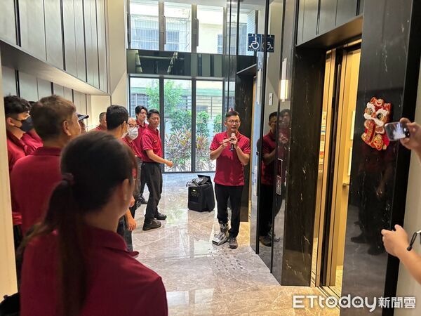 ▲南消第四大隊善化分隊會同大隊各級幹部及戰術教官團，前往協奏曲大樓實施高樓層建築物踏勘演練。（記者林東良翻攝，下同）