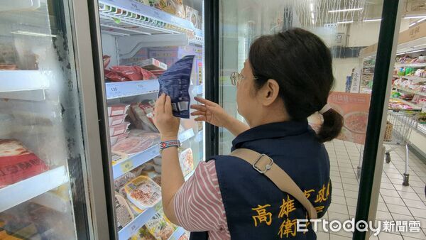 ▲▼高雄市衛生局執行普渡應景食品抽驗。（圖非違規店家／記者許宥孺翻攝）