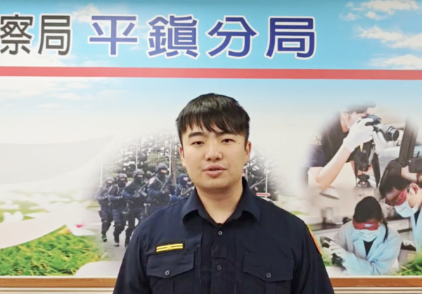 ▲桃園市平鎮警分局平鎮派出所副所長劉峻瑋說明處理查獲陳姓男子偷拍案過程。（圖／平鎮警分局提供）