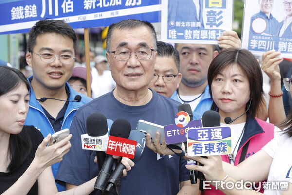 ▲國民黨新北市長參選人李四川在黨籍市議員參選人的陪同下，前往新店建國市場掃街拜票。（圖／記者湯興漢攝）