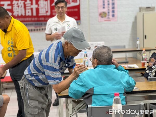 ▲鍾佳濱推動的「天籟計畫」，在新園鄉農業會的資材中心辦理公益聽力關懷活動。（圖／鍾佳濱服務處提供）
