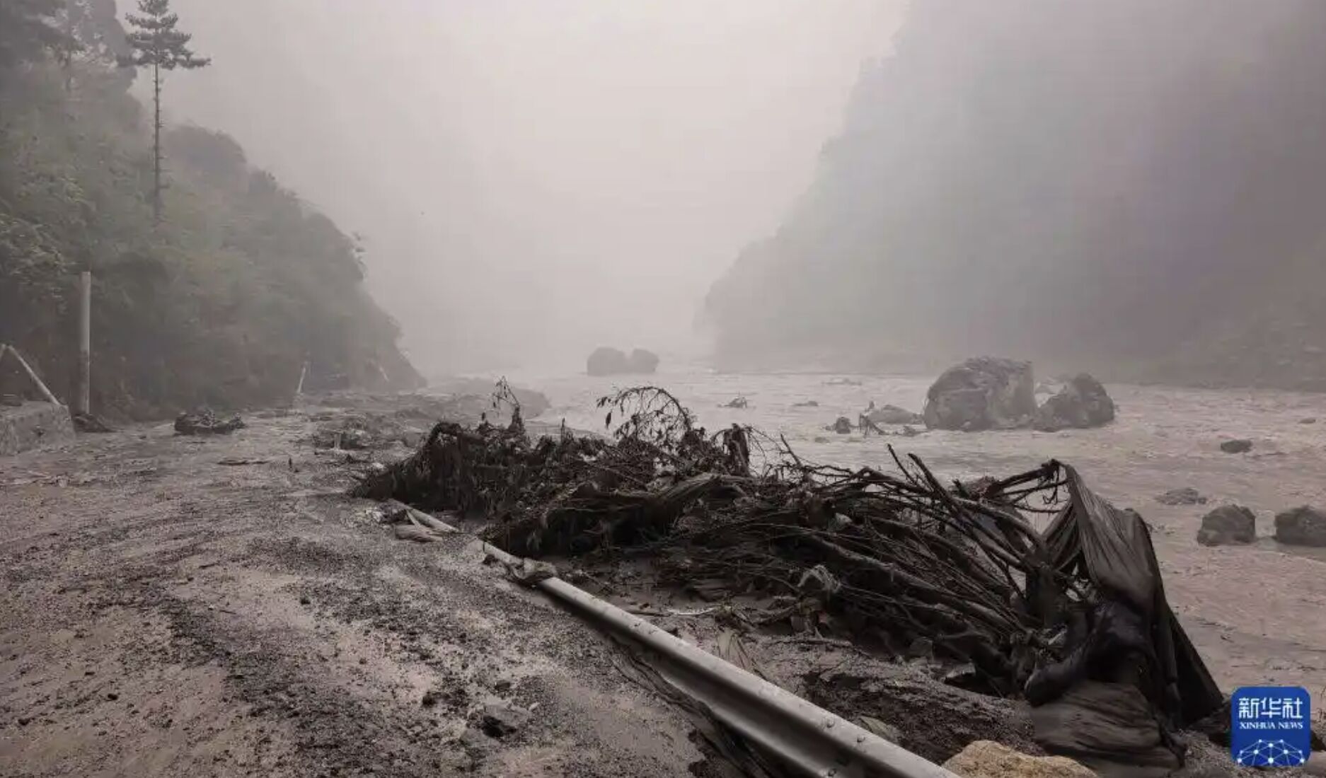 ▲中國與尼泊爾邊境的吉隆口岸發生嚴重土石流災害。（圖／翻攝新華社）