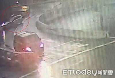 酒後開車自撞! 轎車東門陸橋連撞兩側護欄駕駛送辦