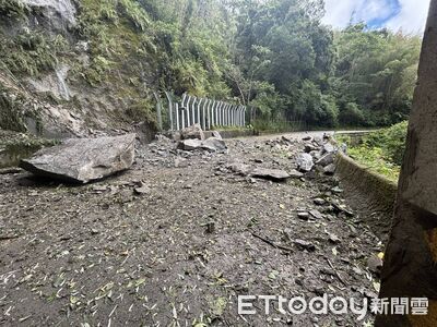 快訊／阿里山公路邊坡坍方！「巨石砸落路中」搶通了　恢復雙線通車