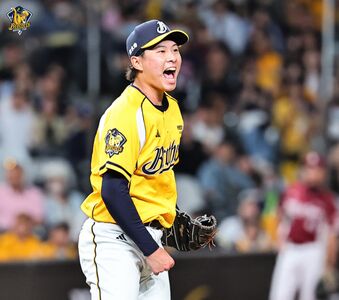 伍立辰獲平野盛讚「努力有回報」　賽後笑喊：好想跟巴特勒合照