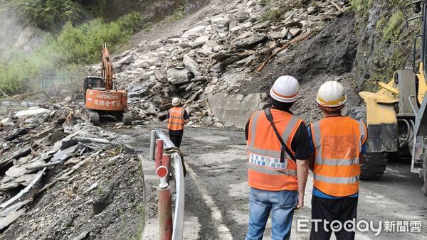 中橫華祿溪路段坍方「道路中斷」現場畫面曝 估下午4時搶通